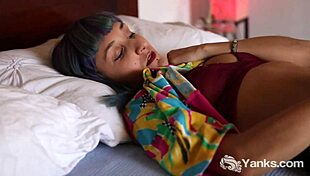 Yanks Beauty Jay Elles Pretty Buzzing Playfulness