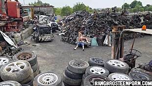 Hot Teen Gets Booty Fucked Outdoors!