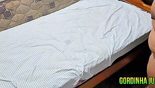 Gordinha Com Buceta Grande Vai Ao Massagista E Fode Gostoso Enquanto Marido Espera.