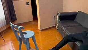 Le pagamos a un heterosexual para follarse a un homosexual por el culo.