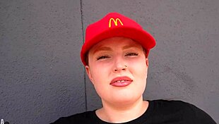 अरे, देखो मिया डायोर नई नौकरी के लिए उस मॉन्स्टर लंड पर सवार हो रही है!