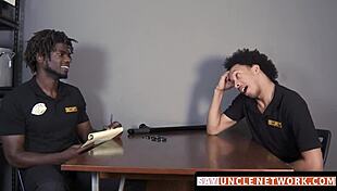 सयुंकलेनेटवर्क - मसल सिक्योरिटी वाले ने गे लड़के को BJ के बाद बिना कंडोम चोदा