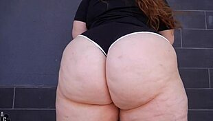 अरे, देखो मिया डायोर नई नौकरी के लिए उस मॉन्स्टर लंड पर सवार हो रही है!