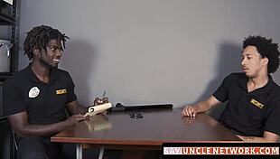 सयुंकलेनेटवर्क - मसल सिक्योरिटी वाले ने गे लड़के को BJ के बाद बिना कंडोम चोदा