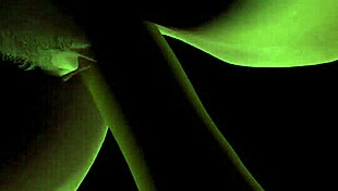 हॉट मिल्फ प्लास्टिक लंड पर जोर जोर उछल रही