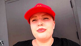 अरे, देखो मिया डायोर नई नौकरी के लिए उस मॉन्स्टर लंड पर सवार हो रही है!