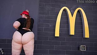 अरे, देखो मिया डायोर नई नौकरी के लिए उस मॉन्स्टर लंड पर सवार हो रही है!