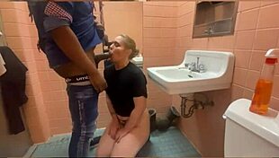 फास्ट फूड मैनेजर को बाथरूम में क्यों चोदा?