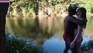 Garota Nova Tem Seu Primeiro Encontro No Mato E Fica Com A Cara Toda Cheia De Porra