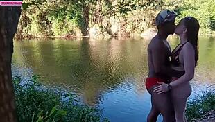 Garota Nova Tem Seu Primeiro Encontro No Mato E Fica Com A Cara Toda Cheia De Porra