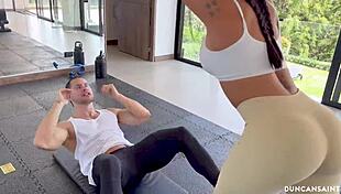 जिम में पसीने से लथपथ बॉडीज ने सेक्स की आग भड़का दी