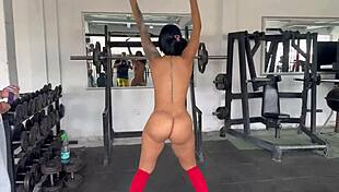 मेरी ट्रांसजेंडर ट्रेनर मुझे नंगी स्क्वाट्स करने को कहती है