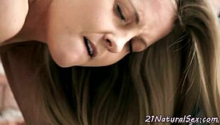 Wow, euro babe fingers herself so hot! 😍