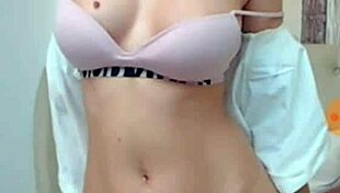 i love showing my big tits and ass in camshow