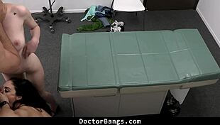 शीना राइडर टीन पेशेंट को डॉक्टर की हार्ड बांग के लिए तैयार करती है