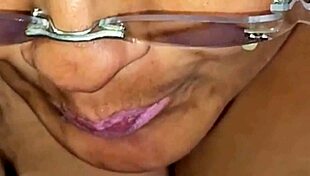 बड़े चूचों से दूध निगल रही