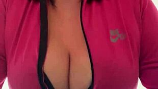 eu na academia da minha quebrada treinando louca de tes�o que at� suava pela buceta e escorria nos meus peitos