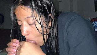 Mi Hermanastra Me Visita Por La Noche Y Me Da Unos Ricos Sentones