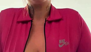 eu na academia da minha quebrada treinando louca de tes�o que at� suava pela buceta e escorria nos meus peitos