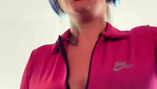 eu na academia da minha quebrada treinando louca de tes�o que at� suava pela buceta e escorria nos meus peitos