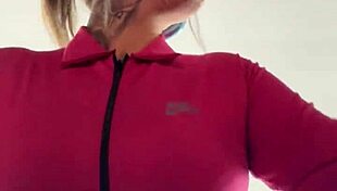 eu na academia da minha quebrada treinando louca de tes�o que at� suava pela buceta e escorria nos meus peitos