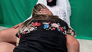 पारिवारिक स्कैंडल... मेरी लातीना मिल्फ सास मुझे बीवी की पीठ पीछे लुभाती है! 🔥