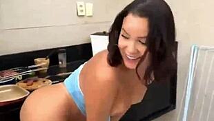 Japanese blogger gives pussy to cook without condom!