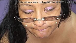 बड़े चूचों से दूध निगल रही