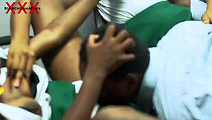 इबोनी स्टूडेंट्स झुक के हेड टीचर को हार्डकोर चुदाई दिखाती