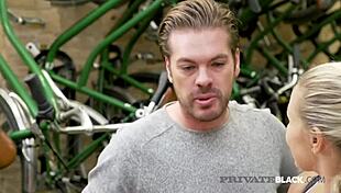 बांबी बेला आउटडोर ग्रुप में ब्लोजॉब और कमशॉट्स का संकेत