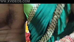 वे देखते हैं जब वह सब कुछ उसके माउथ में आउटडोर्स स्पिल करता है