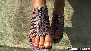 Babe sucks toes in footjob