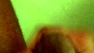 जोर्डे शावर में अपनी बड़ी लंड को जोरदार हिलाती मस्तुर्बेशन