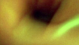 जोर्डे शावर में अपनी बड़ी लंड को जोरदार हिलाती मस्तुर्बेशन