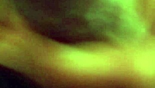 जोर्डे शावर में अपनी बड़ी लंड को जोरदार हिलाती मस्तुर्बेशन