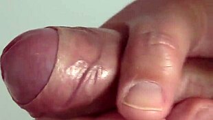 I love watchin this solo masturbatin close-up, it's so hot n intense