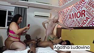 मेरी सौतेली माँ ने बार के दोस्तों को मुझे तोहफे में दे दिया इस्तेमाल करने को