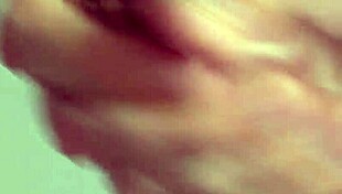 I love watchin this solo masturbatin close-up, it's so hot n intense