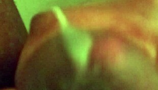 जोर्डे शावर में अपनी बड़ी लंड को जोरदार हिलाती मस्तुर्बेशन