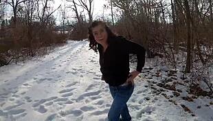 व्हेलटेल फेटिश - आर्कटिक मिल्फ अपनी मोटी गांड दिखाती है