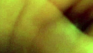 जोर्डे शावर में अपनी बड़ी लंड को जोरदार हिलाती मस्तुर्बेशन