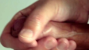 I love watchin this solo masturbatin close-up, it's so hot n intense