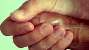 I love watchin this solo masturbatin close-up, it's so hot n intense