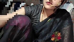 भारतीय सुंदर भाभी काली साड़ी में पेशाब से चिढ़ाती है।