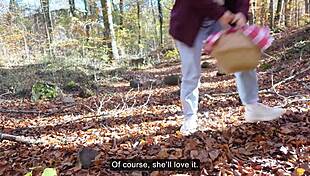 रेड राइडिंग हूड की दादी ने वाइल्ड कहानी में डिल्डो चलाया