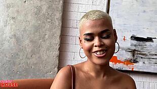 टैटू वाली बेब ने ककॉल्ड बॉयफ्रेंड के लिए डॉगी में चुदाई की