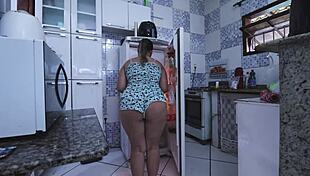 मोटी गांड वाली ब्रूनेट किचन में खाना बनाते हुए गांड मारी