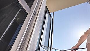 Gostosa SHOWS OFF her PUSSY on the BALCONY without PANTIES!