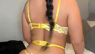 ब्रिटिश एक्सचेंज स्टूडेंट स्लट वेबकैम पर सोलो प्ले करती है