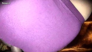 मेरी स्टेपमॉम के साथ ब्लैंकेट शेयर वाइल्ड बेंट-ओवर एक्शन में बदल जाता है उसकी टाइट चूत पर